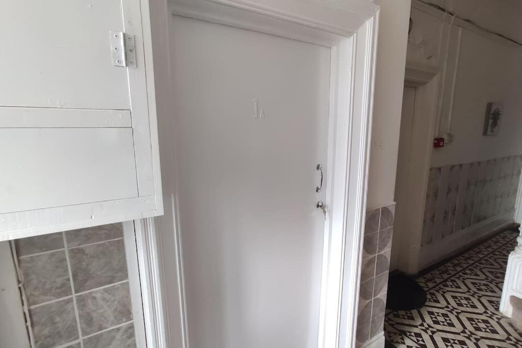 1 Bedroom Studio In A Supurb Area Of Кардіфф Екстер'єр фото